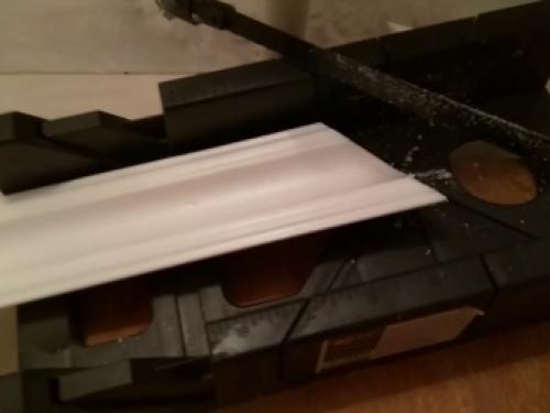 Как правильно обрезать потолочный плинтус в углах. Как обрезать потолочный плинтус в углах, используя стусло 13 Как правильно обрезать потолочный плинтус в углах. Как обрезать потолочный плинтус в углах, используя стусло 13