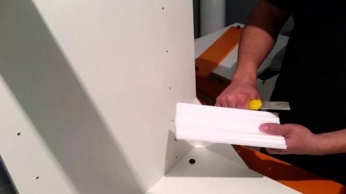 Как пользоваться стуслом для потолочных плинтусов. Как резать углы с помощью стусла? 22