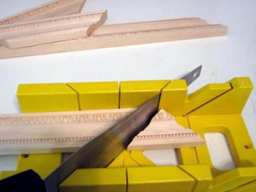 Как вырезать угол на потолочном плинтусе без стусла. Как точно отмерить и вырезать угол Потолочного Плинтуса без стусла