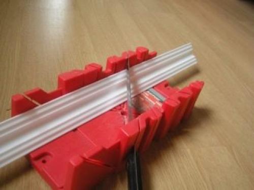 Как пользоваться стуслом для потолочных плинтусов. Как резать углы с помощью стусла? 23