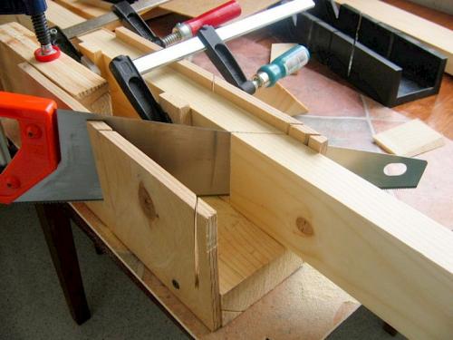 Как сделать угол потолочного плинтуса без стусла. Как точно отмерить и вырезать угол потолочного плинтуса без стусла 17