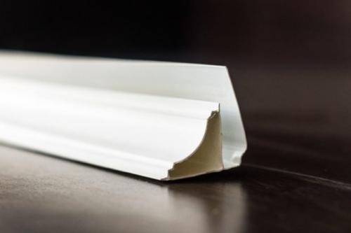 Как резать углы плинтуса на полу без стусла. Как обрезать потолочный плинтус в углах без стусла