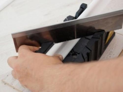 Как правильно обрезать углы на потолочном плинтусе. Чем резать? 02 Как правильно обрезать углы на потолочном плинтусе. Чем резать? 02