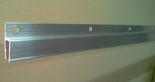 В чем отличие алюминиевого и пластикового багета. Виды профилей