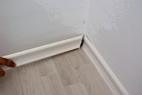 Как стыковать напольный плинтус в углах. Как стыковать углы напольного плинтуса, чтобы не расходились