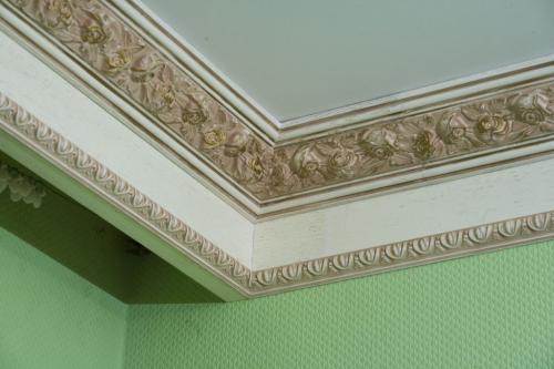 Как стыковать потолочного плинтуса внутренний угол. Как правильно стыковать потолочные плинтуса?