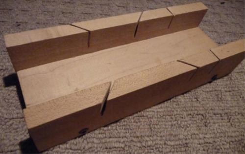 Как соединить углы потолочного плинтуса. Как сделать угол потолочного плинтуса без стусла 03 Как соединить углы потолочного плинтуса. Как сделать угол потолочного плинтуса без стусла 03