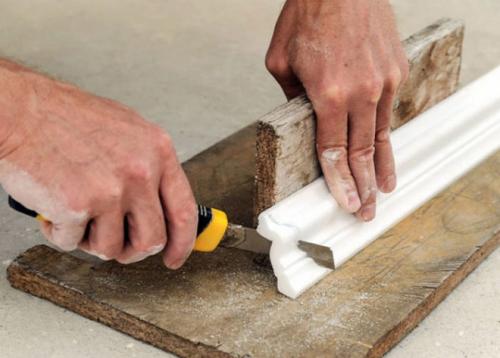 Как вырезать угол на потолочном плинтусе без стусла. Как обрезать потолочный плинтус в углах без стусла