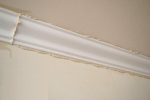 Как стыковать потолочного плинтуса внутренний угол. Как правильно стыковать потолочные плинтуса?