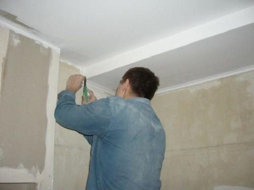 Как соединить 3 плинтуса в углу. Как правильно стыковать потолочные плинтуса: готовимся к работе