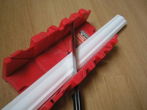 Как вырезать тупой угол потолочного плинтуса. Как правильно вырезать и состыковать плинтус в углах