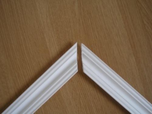 Как правильно подогнать углы потолочного плинтуса. С помощью стусла в домашних условиях 06 Как правильно подогнать углы потолочного плинтуса. С помощью стусла в домашних условиях 06