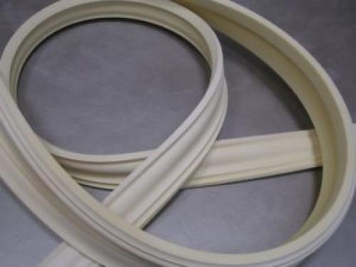 Как крепить багет поверх обоев. Виды потолочных плинтусов 02 Как крепить багет поверх обоев. Виды потолочных плинтусов 02