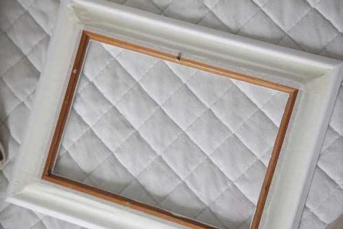 Как приклеить молдинг на зеркало. Плинтус из полиуретана