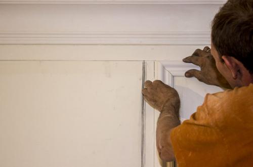 Чем приклеить багет к обоям на стене. Пошаговый инструктаж