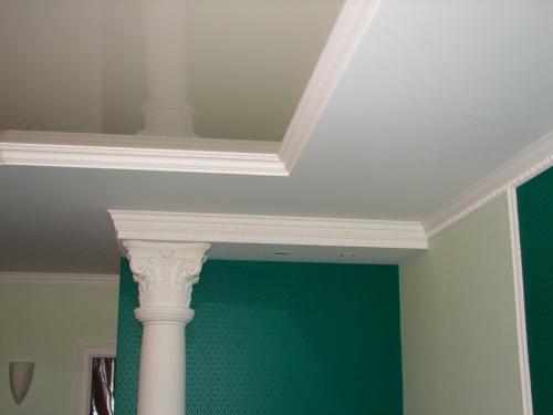 Критерии выбора плинтусов для натяжного потолка. Материал плинтусов для натяжных потолков