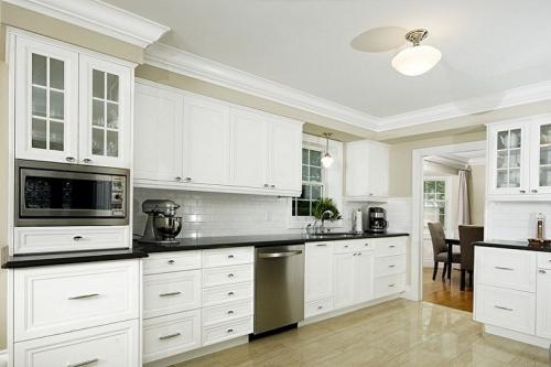 Критерии выбора плинтусов для натяжного потолка. Материал плинтусов для натяжных потолков 17 Критерии выбора плинтусов для натяжного потолка. Материал плинтусов для натяжных потолков 17