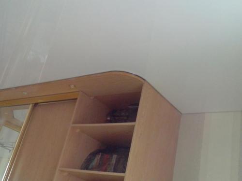 Минимальное расстояние от натяжного потолка до шкафа. Как правильно разместить шкаф под натяжным потолком?