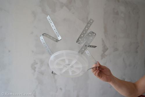 Как крепить багет для натяжного потолка. Как закрепить багет для натяжного потолка?