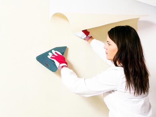 Натяжной потолок в последнюю очередь. Клеим обои, затем монтируем потолок