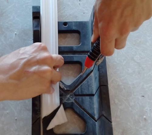 Как правильно резать потолочный багет. Подбор инструментов для резки потолочных плинтусов 03