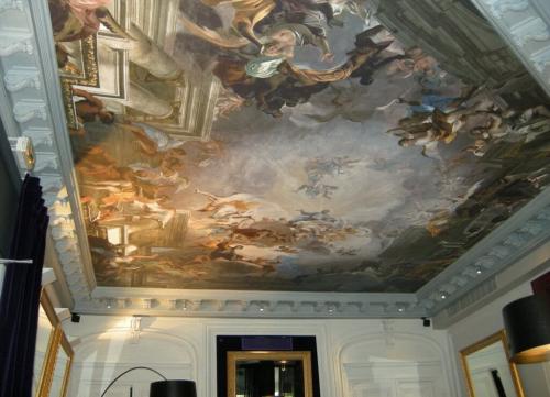 Как ухаживать за натяжными потолками