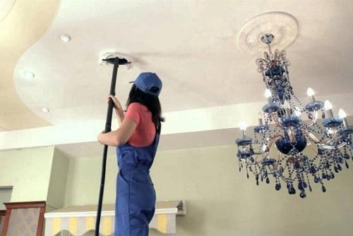 Как ухаживать за натяжными потолками