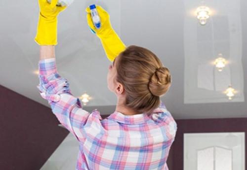 Как ухаживать за натяжными потолками