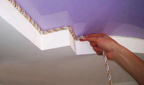 Плинтус под натяжной потолок или ПВХ-вставка. Материал и цвет