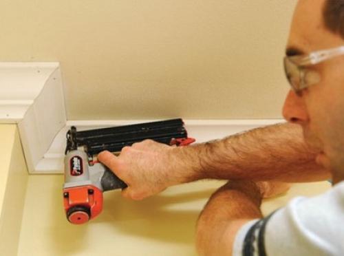 Идеальный клей для потолочных плинтусов. Выбор клея для потолочного плинтуса