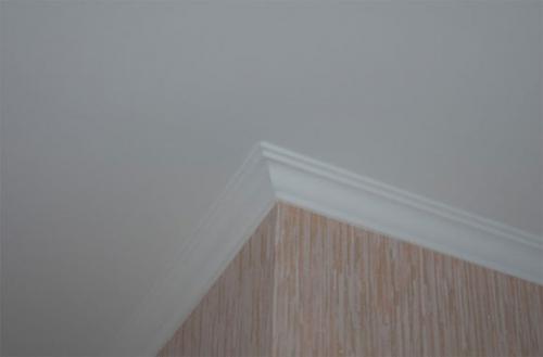 Как быстро приклеить потолочный плинтус из пенопласта