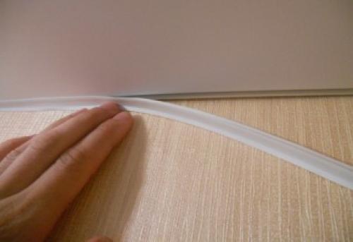 Натяжной потолок с плинтусом. Все о монтаже и ремонте потолков своими руками