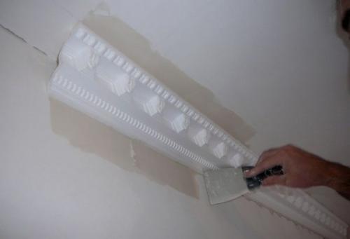 Как приклеить потолочный плинтус дугой. Нюансы монтажа галтелей