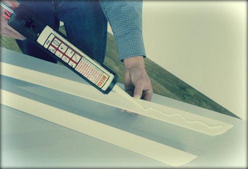 Чем клеить полиуретановый потолочный плинтус. Выбор клея для потолочного плинтуса