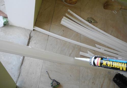 Чем клеить полиуретановый потолочный плинтус. Выбор клея для потолочного плинтуса