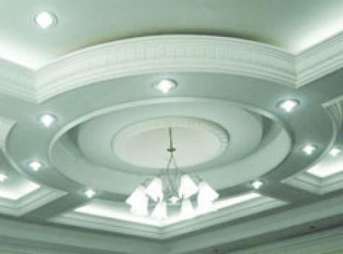 Чем клеить полиуретановый потолочный плинтус. Выбор клея для потолочного плинтуса 14