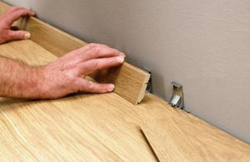 Лучшие варианты клея для полиуретанового плинтуса. Монтажные хитрости 01