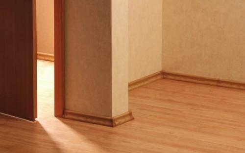 Как стыковать пластиковый плинтус на полу. Достоинства и недостатки