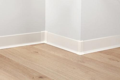Плинтус напольный внутренний угол. Как безошибочно стыковать углы напольного плинтуса