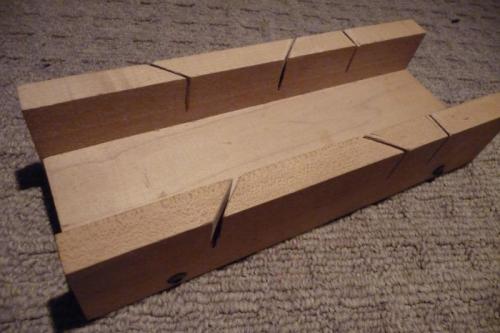 Как стыковать потолочный плинтус без стусла. Стусло и его самостоятельное изготовление