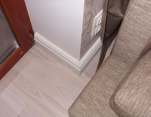 Полиуретановый потолочный плинтус, как крепить. Особенности использования полиуретанового плинтуса