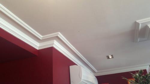 Тупой внутренний угол плинтуса. Как сделать внутренний угол потолочного плинтуса?